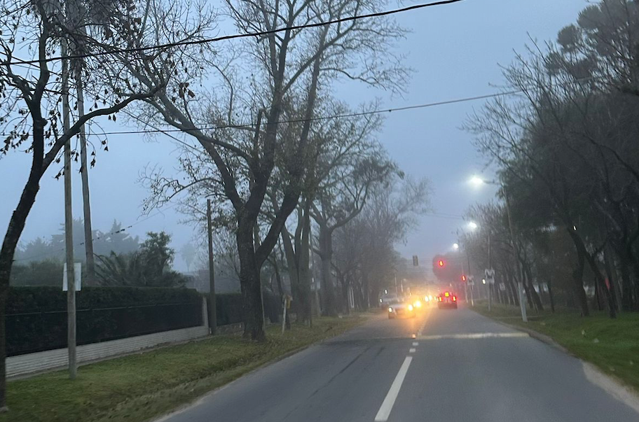 El invierno llegó a Funes con una mañana fría y tapada por nieblas 